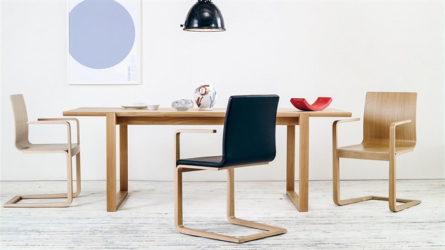 Židlové křeslo Mojo, 2012, tvarovaná překližka. Design: Michal Riabič