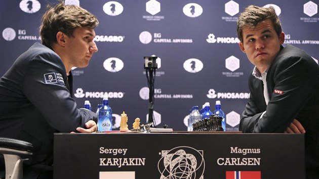 Magnus Carlsen (vpravo) z Norska a Sergej Karjakin z Ruska v bitvě o šachový trůn.