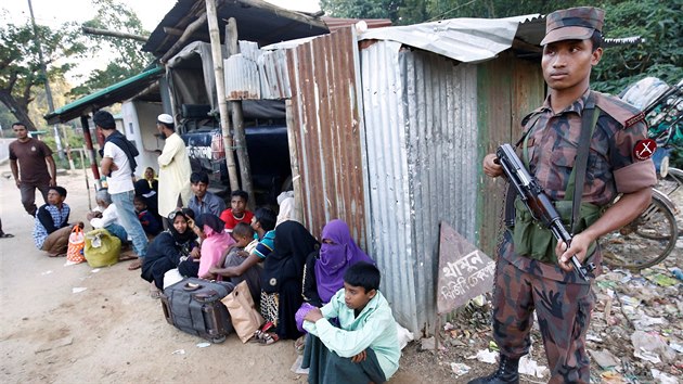 Tisce barmskch muslim utkaj do sousedn Banglade. Ta vak zpsnila hranin kontroly a vrac je zptky (25. listopadu 2016).