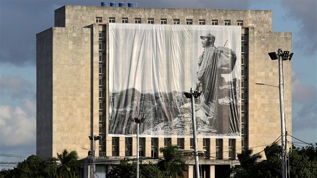 Velký plakát s fotkou Fidela Castra zakryl budovu kubánské Národní knihovny na Revolučním náměstí v Havaně.