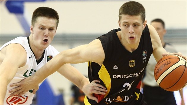 Isaiah Hartenstein (vpravo) v dresu nmeck juniorsk reprezentace v utkn s Litvou.