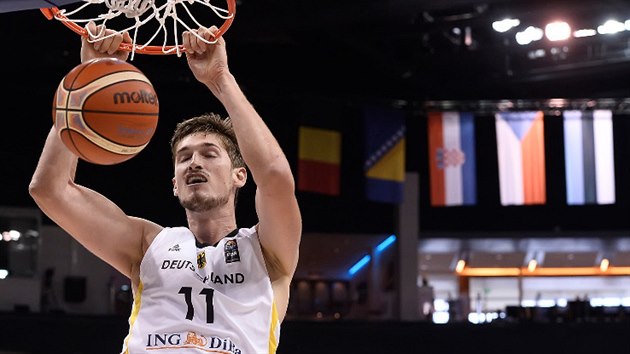 Tibor Pleiss v dresu nmeck reprezentace smeuje v utkn Eurobasketu.