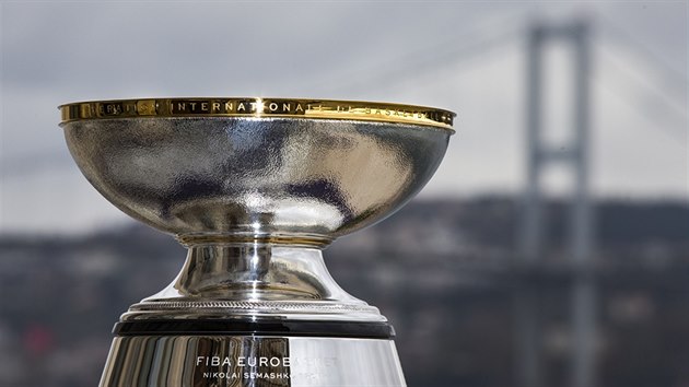 Pohr Nikolaje Semaka. Vtzov Eurobasketu nad hlavu zvedaj tuto trofej. V roce 2017 budou misti korunovni v Istanbulu.