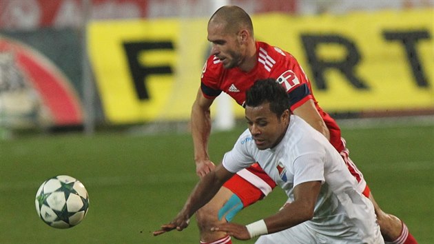 Ostravsk fotbalista Carlos Azevedo (v blm) pad v souboji s olomouckm Michalem Vepekem.