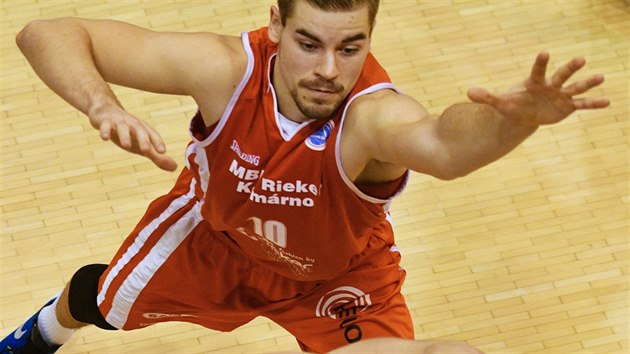 Dnsk basketbalista imon Jeek (v blm) v souboji s Filipem Haladou z Komrna.