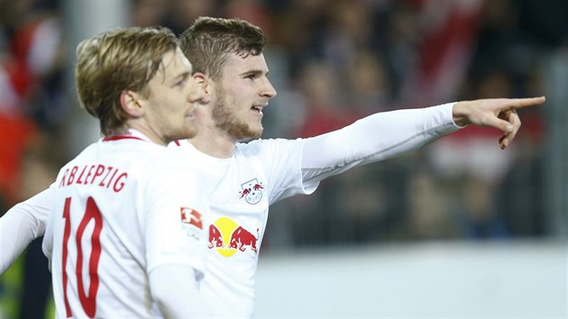 Timo Werner (vpravo) a Emil Forsberg z Lipska slav gl proti Freiburgu.