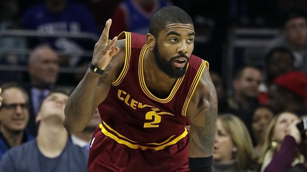 Kyrie Irving z Clevelandu se raduje z trojky proti Philadelphii.