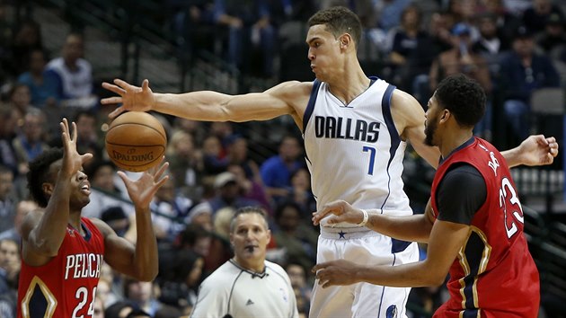 Dwight Powell (v blm) z Dallasu se sna vypchnout m Buddymu Hieldovi (vlevo) z New Orleans, sleduje je Anthony Davis.