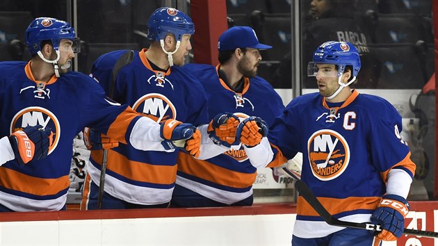 John Tavares se se spoluhri z NY Islanders raduje ze svho glu.