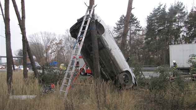 Pi nehod u Bezhradu zstalo vozidlo open o strom ve vertikln poloze.