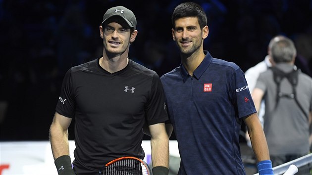NE TO ZAALO. Andy Murray (vlevo) a Novak Djokovi ped finle na Turnaji mistr