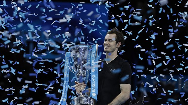 MODROBL KONFETY. Andy Murray s trofej pro vtze Turnaje mistr