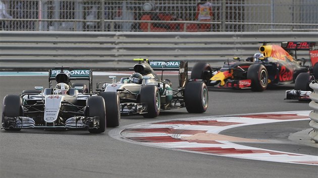 NATSNO. Lewis Hamilton (vpedu) a Nico Rosberg bhem Velk ceny Ab Zab.