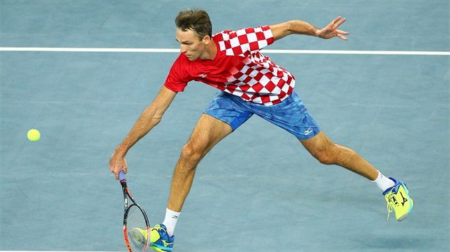 Chorvatsk tenista Ivo Karlovi returnuje v rozhodujc dvouhe ve finle Davis...