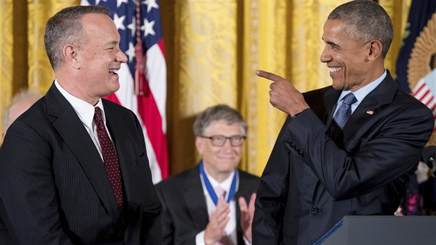 Herec Tom Hanks pebr Medaili svobody od koncho americkho prezidenta Baracka Obamy (22. listopadu 2016).