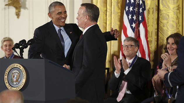 Herec Tom Hanks pebr Medaili svobody od koncho americkho prezidenta Baracka Obamy (22. listopadu 2016).