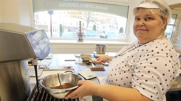 okoldovna, sociln podnik MANA. Jitka Gaiov pi vrob okoldy s chilli.