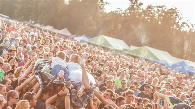 Stage diving