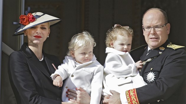 Monacký kníže Albert II., kněžna Charlene a jejich děti princ Jacques a princezna Gabriella (Monako, 19. listopadu 2016)