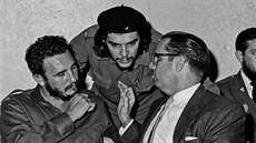 Revolucionář a dlouholetý prezident Kuby Fidel Castro (vlevo) spolu s Che...