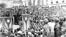 Revolucioná Fidel Castro promlouvá k davu ped prezidentským palácem v Havan...