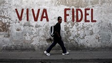 Napis Viva Fidel v ulicích Santiaga de Cuba. Fotografie z roku 2008