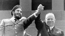 Fidel Castro na fotce z roku 1963 s tehdejím tajemníkem komunistické strany...