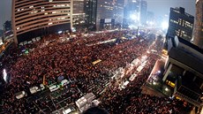 Statisíce Jihokorejc se svíkami protestují v ulicích Soulu a poadují demisi...