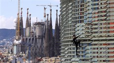 Alain Robert leze na barcelonský mrakodrap Torre Agbar (25. ledna 2016)