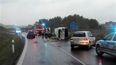 Snímek z nehody u obce Struná na Karlovarsku, kde se eln srazilo osobní auto a autobus.