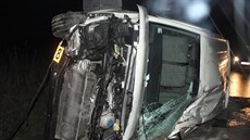 Snímek z nehody u obce Stružná na Karlovarsku, kde se čelně srazilo osobní auto a autobus.