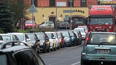 Lidé v Nejdku podepisují petici za eení problém s nedostatkem parkovacích...