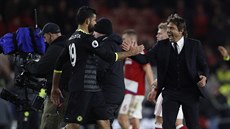TO JE PARÁDA!  Antonio Conte, trenér Chelsea, se raduje s Diegem Costou po...