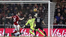 Branká Middlesbrough Víctor Valdés zasahuje v utkání s Chelsea proti anci...