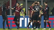 Fotbalisté AC Milán se radují z gólu v ligovém derby proti Interu.
