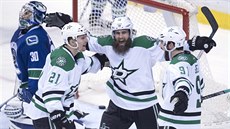 Patrick Eaves slaví gól s Tylerem Seguinem a Antoinem Rousselem.