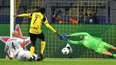 Útoník Dortmundu Ousmane Dembélé stílí tvrtý gól do sít Legie Varava.