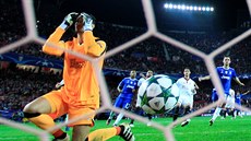 Gólman Sevilly Sergio Rico si na penaltu Claudia Marchisia sáhl, ale nedokázal...