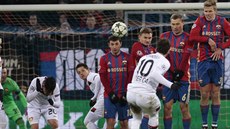 Záloník Leverkusenu Hakan Calhanoglu zahrává volný pímý kop v zápase s CSKA...