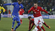 Stídající Franck Ribéry (vpravo) z Bayernu Mnichov v akci v utkání na hiti...