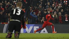 Úto�ník Liverpoolu Divock Origi se raduje z gólu, zatímco branká� p�ekonaný...