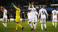Fotbalisté Swansea si uívají vítzství v pestelce s Crystal Palace se svými...