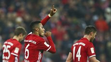 Zálo�ník Bayernu Mnichov Thiago Alcantara otev�el v utkání proti Leverkusenu...
