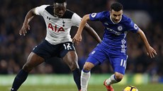 Zálo�ník Victor Wanyama z Tottenhamu pronásleduje Pedra Rodrígueze, fotbalistu...