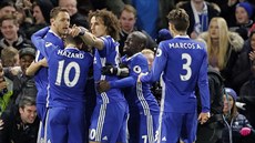GÓLOVÁ RADOST. Fotbalisté Chelsea během zápasu proti Tottenhamu.