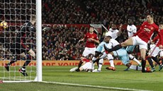 Útoník West Hamu Diafra Sakho (v pádu) otevírá hlavou skóre utkání s...