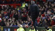 V ZÁCHVATU VZTEKU. Natvaný trenér Manchesteru United José Mourinho nakopává...