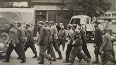 Nmetí zajatci na cest do sbrného tábora u Jihlavy. Snímek z knihy Jiího...