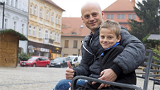 Desetiletý Ondřej Dudek, který zachránil po telefonu seniorku, se svým otcem.