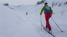 Horský vůdce Gabo Adamec vede naší skupinku po značené ski touringové trase